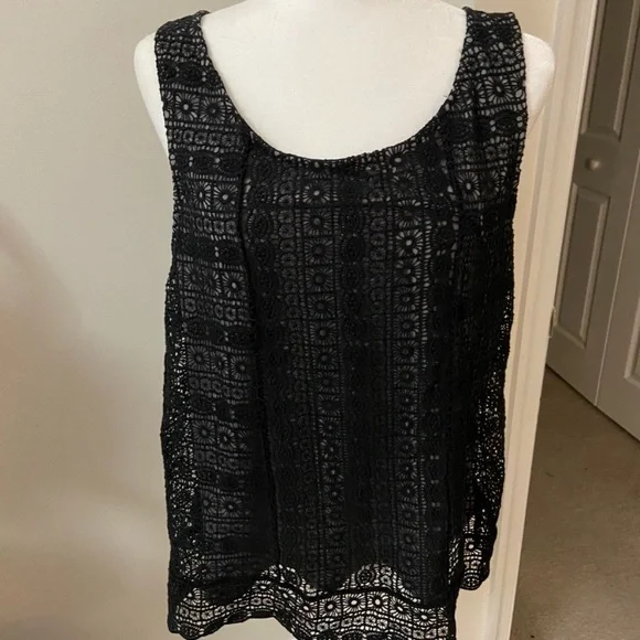 🌺 3/$15 AE Black Crochet Design Overlay Tank - Picture 1 of 3